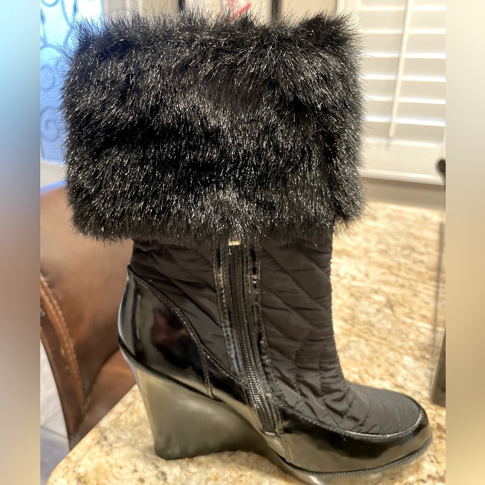 Size 9.5 GUESS mid calf boots. Leather bottom with nylon insert and faux fur.